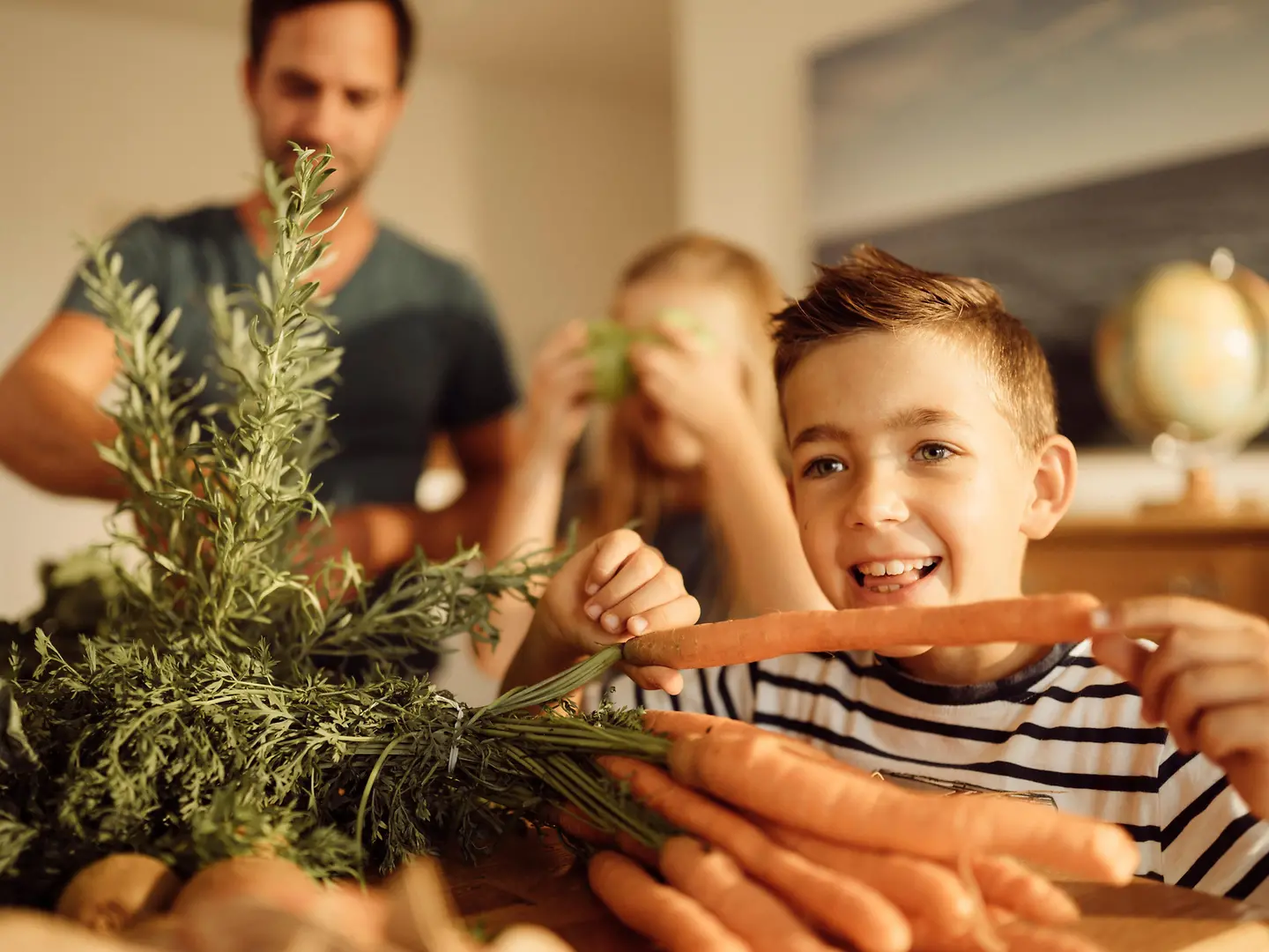 Familie beim gemeinsamen Kochen 