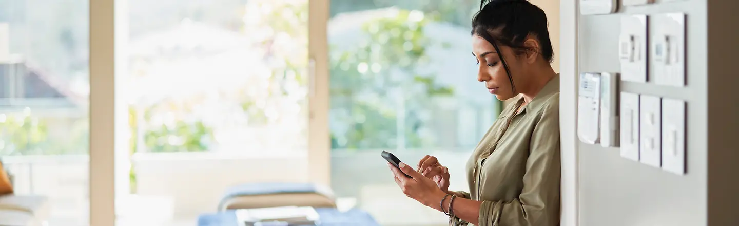 Eine Frau mit Schilddrüsenunterfunktion wird von der BARMER eCare-App an die Tabletteneinnahme erinnert.