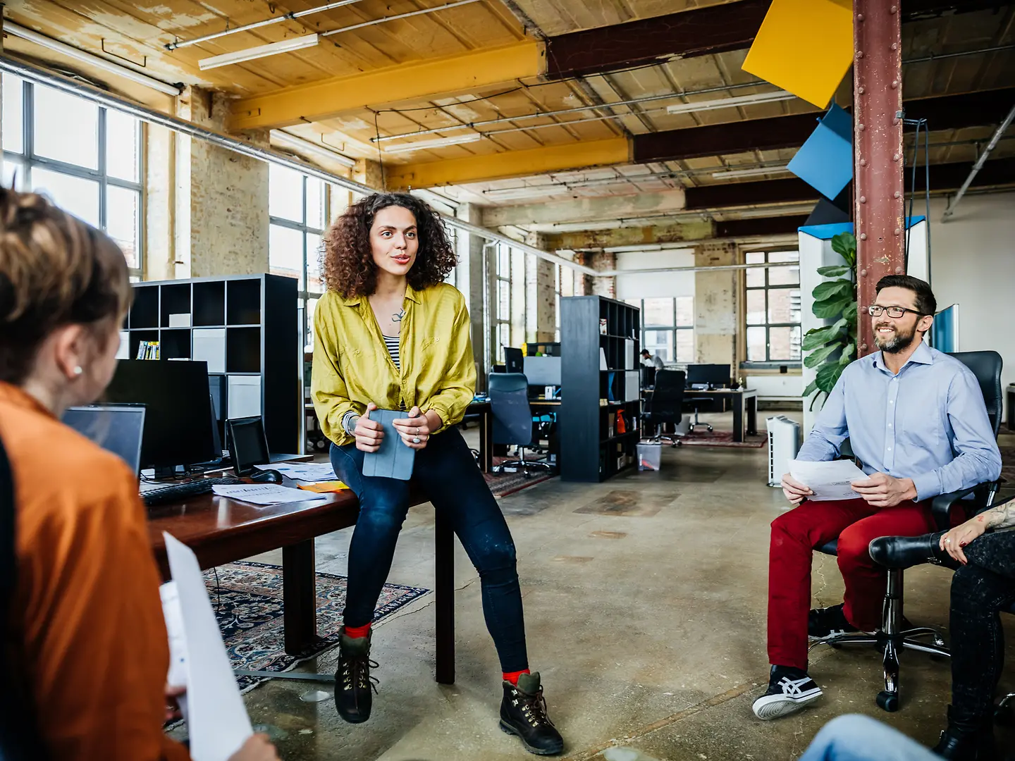 Eine junge Gründerin stellt ihr Businesskonzept im Team vor