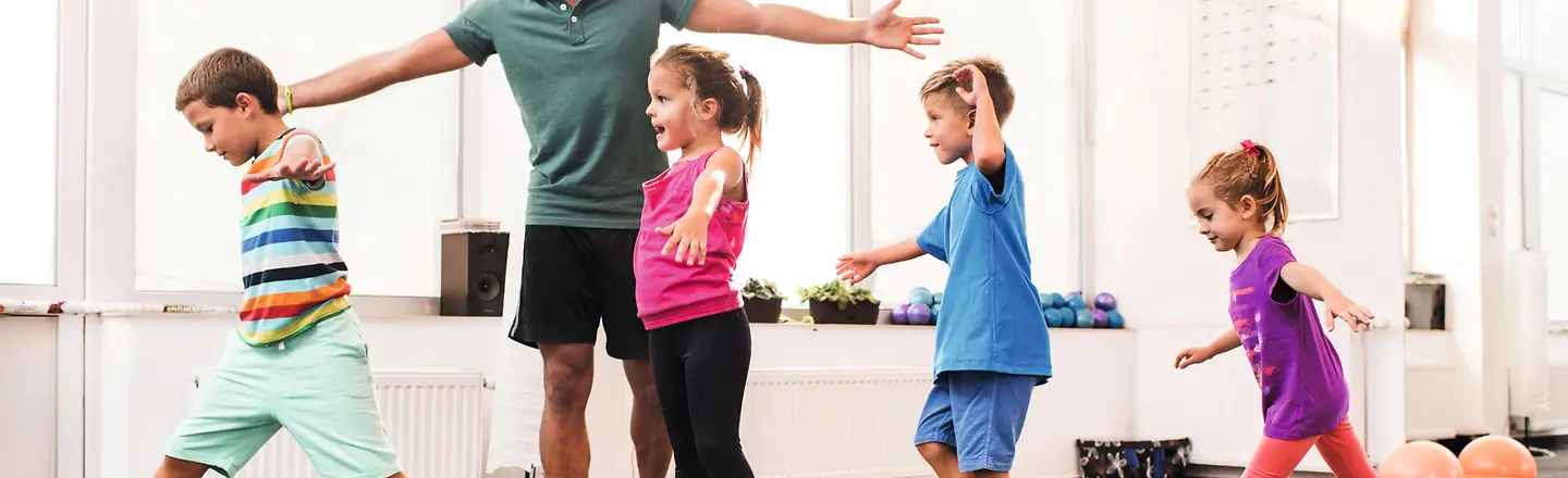 Junge Kinder machen Sport mit einem Trainer