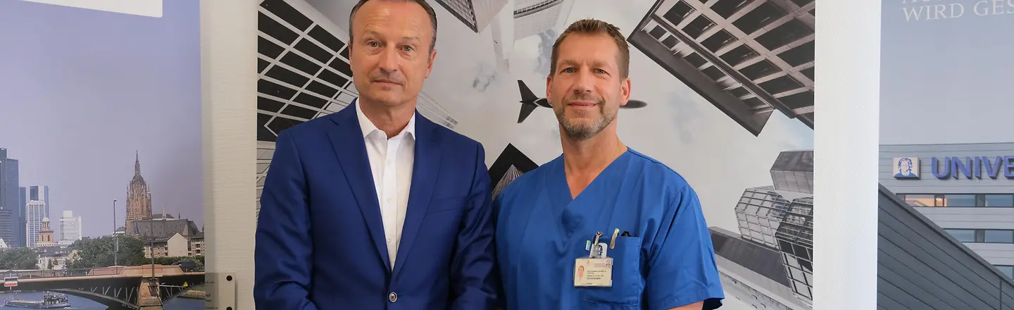 Martin Till, Landesgeschäftsführer Hessen BARMER, und Prof. Dr. Dr. Kai Zacharowski, Direktor der Klinik für Anästhesiologie, Intensivmedizin und Schmerztherapie am Universitätsklinikum Frankfurt, begrüßen den neuen Versorgungsstandard im Patient Blood Management (PBM).