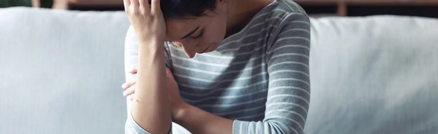 Frau mit Depression auf Sofa