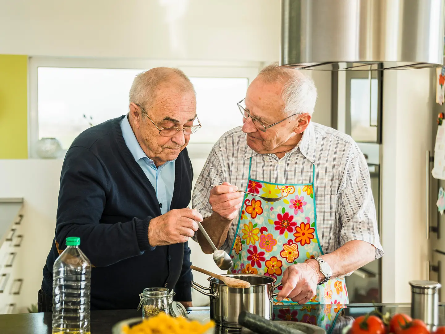 Zu sehen sind zwei ältere Herren beim Kochen 