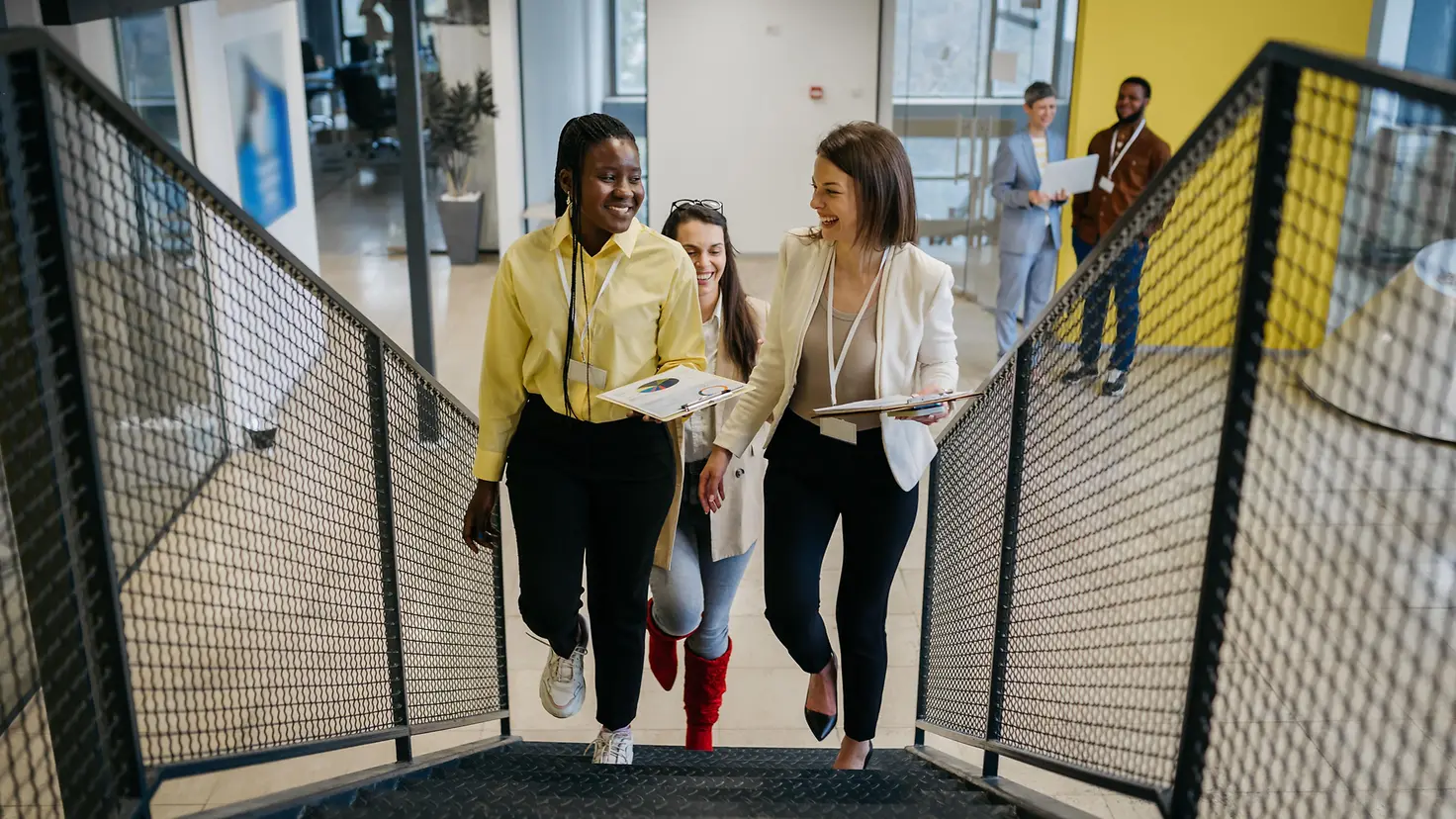 Drei junge Frauen im Büro, die Pause machen