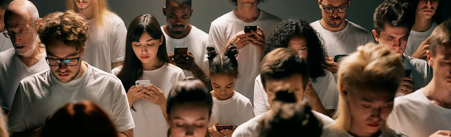 Menschen stehen zusammen und starren alle auf Smartphones