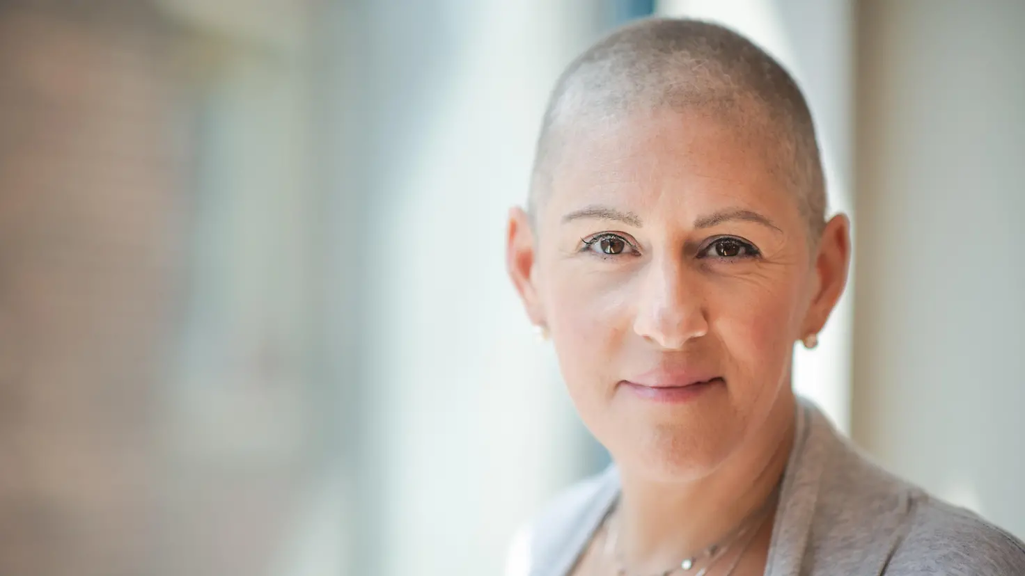 Porträt einer Frau die sich einer Krebsbehandlung unterziehen muss