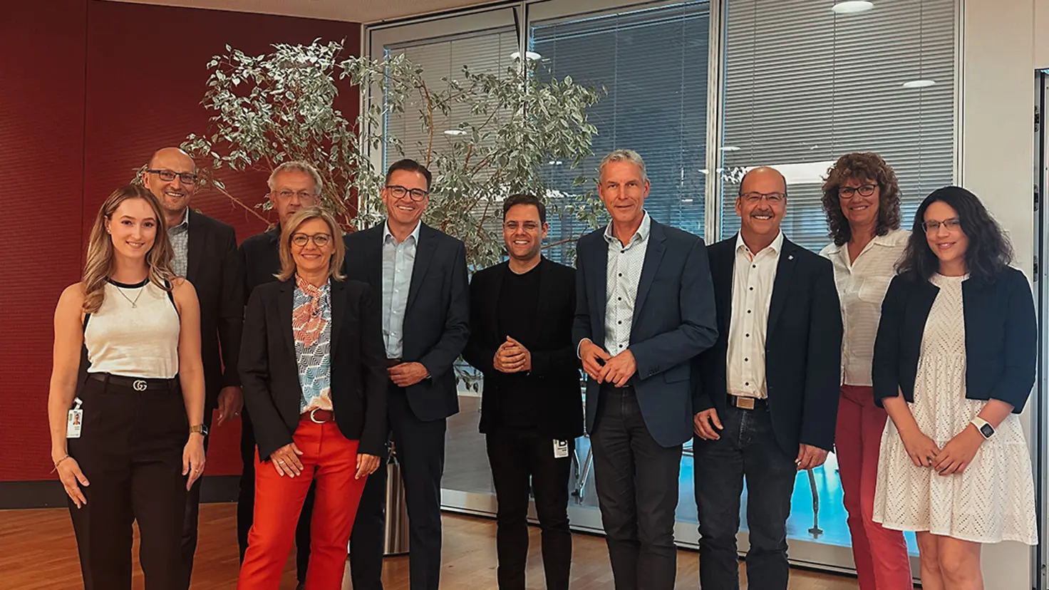 Gruppenfoto von den Teilnehmerinnen und Teilnehmer des 6. Talk am Tisch in Schwäbisch Gmünd