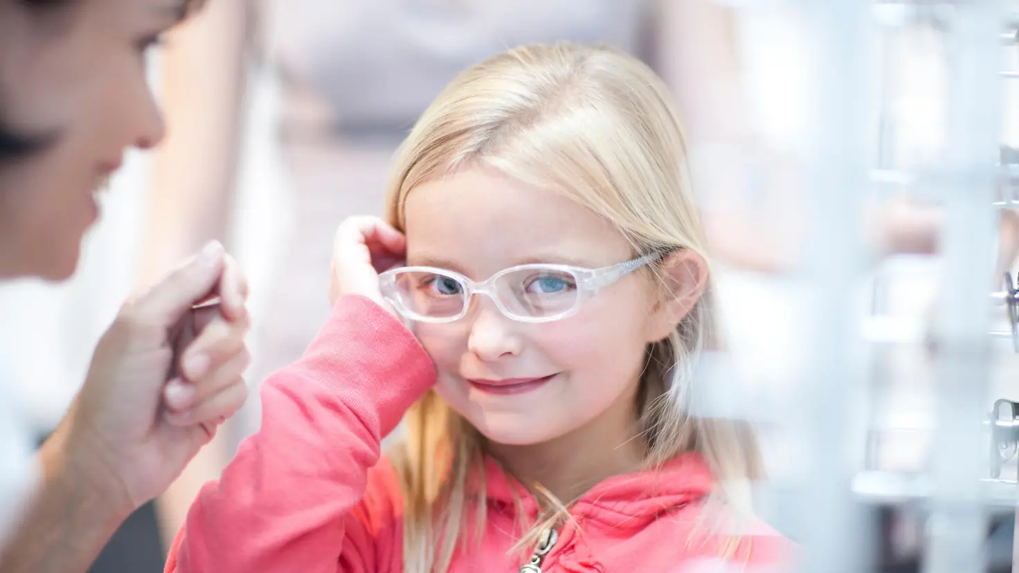 Blondes kleines Mädchen mit Brille