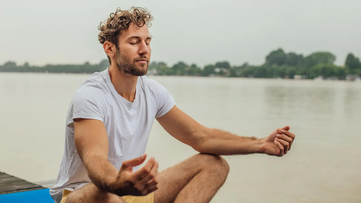 Mann beim Yoga im Freien 