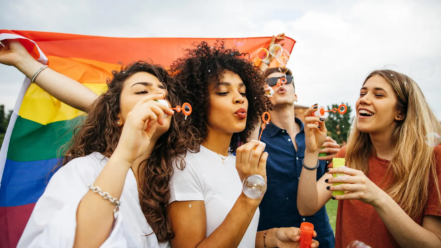 Junge Menschen feiern den Pride Day