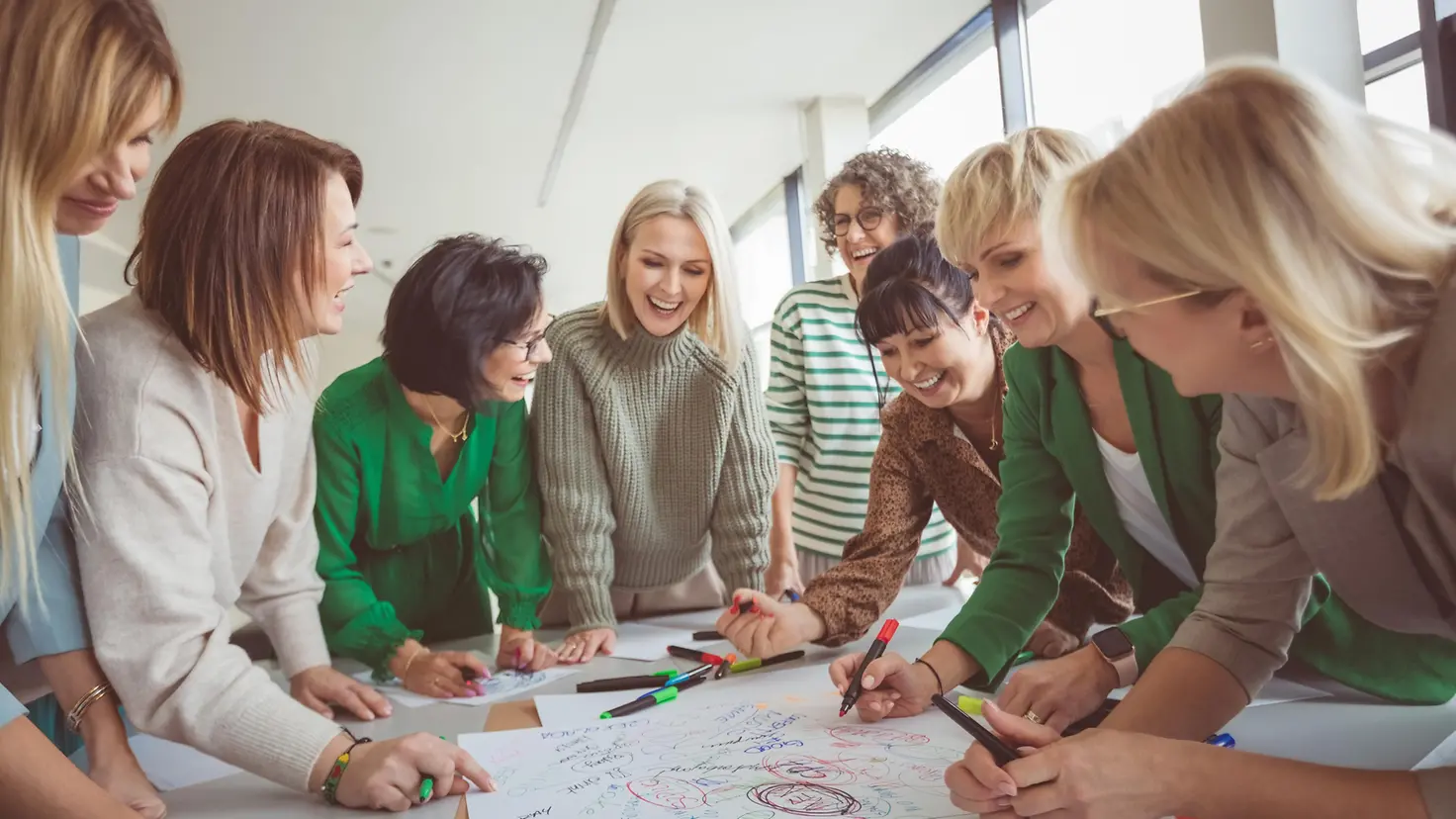 Ein Team beim Brainstorming an einem Konferenztisch