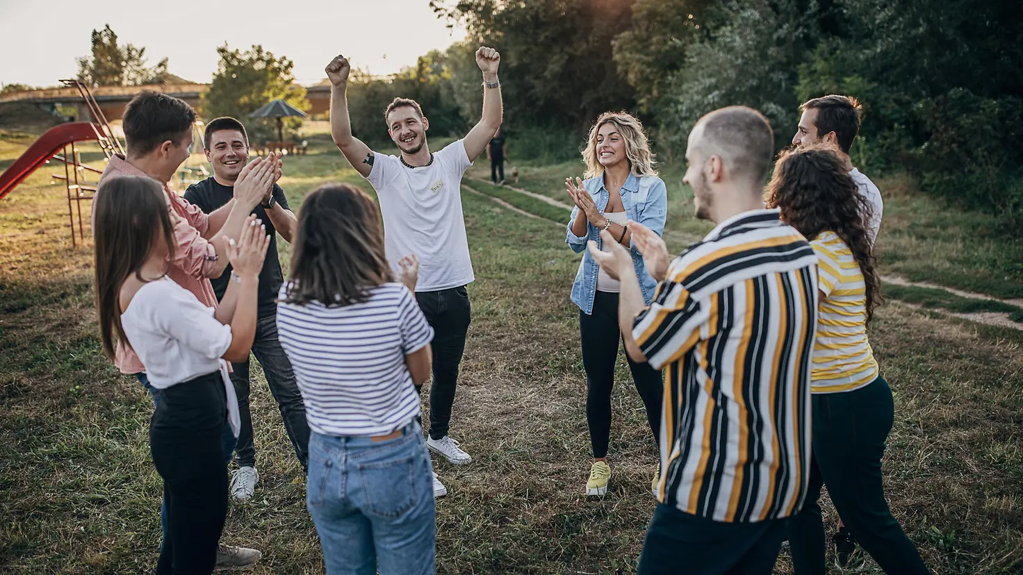 Junge Menschen bei einem Teamevent im Freien