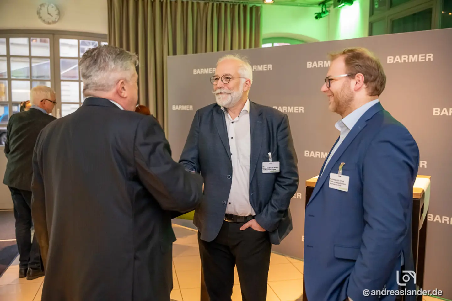 Barmer-Ladeschef Axel Wiedemann begrüßt zwei Gäste des Symposiums.