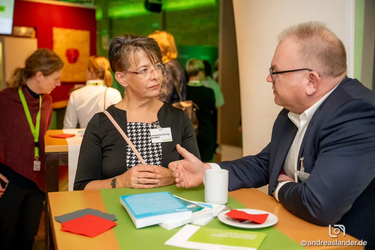 Zwei Gäste des Barmer-Symposiums Sachsen-Anhalt unterhalten sich.