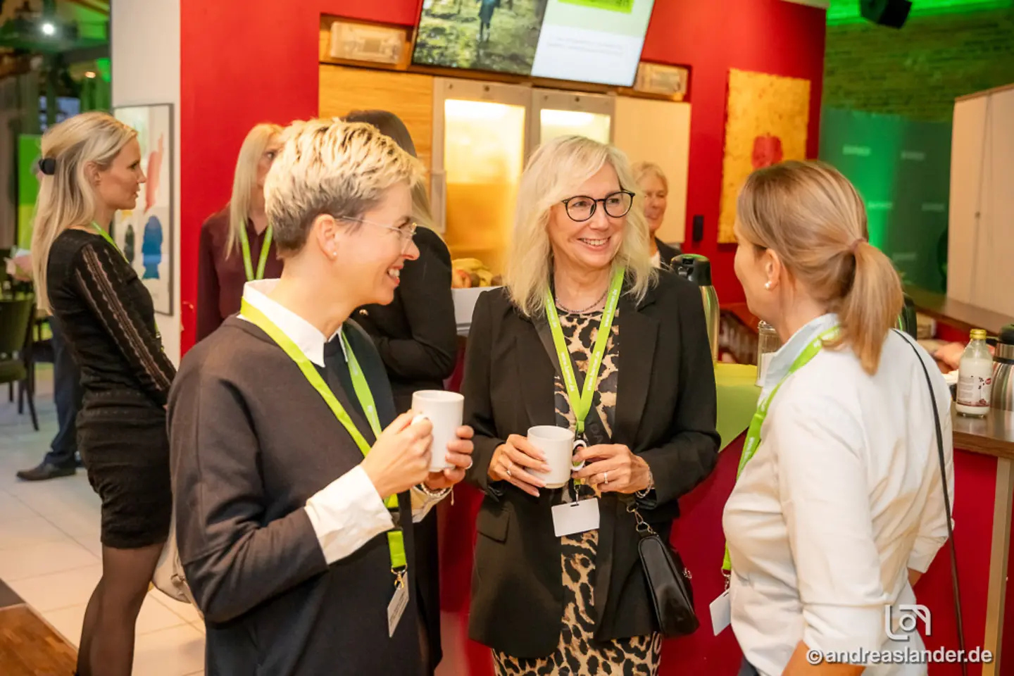 Gäste des Barmer-Symposiums Sachsen-Anhalt unterhalten sich.